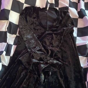 Flared long sleeve dress🖤